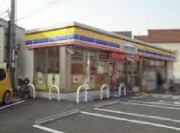 シャーメゾン　美登 コンビニ